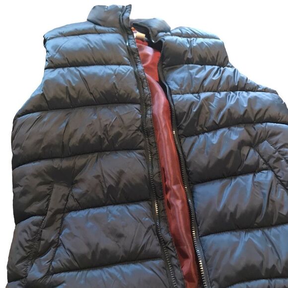 Old Navy size  medium puffervest new without tags - Picture 1 of 2